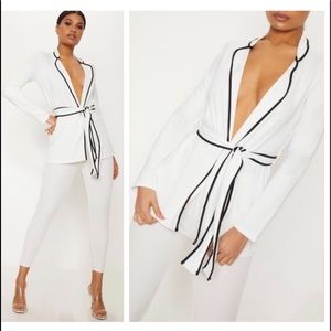 🎉HOST PICK🎉PrettyLittleThing Contrasting Blazer